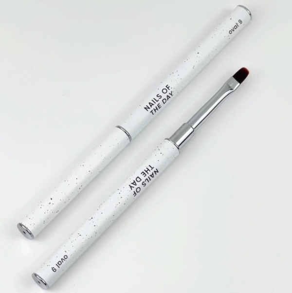 NAILSOFTHEDAY Oval Brush, 9mm - - 1 -